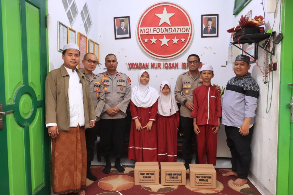 Kapolres Metro Bekasi Kota bersama Polsek Bekasi Utara, memberikan bantuan sosial kepada Anak-anak yatim piatu.