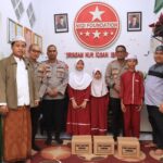 Kapolres Metro Bekasi Kota bersama Polsek Bekasi Utara, memberikan bantuan sosial kepada Anak-anak yatim piatu.