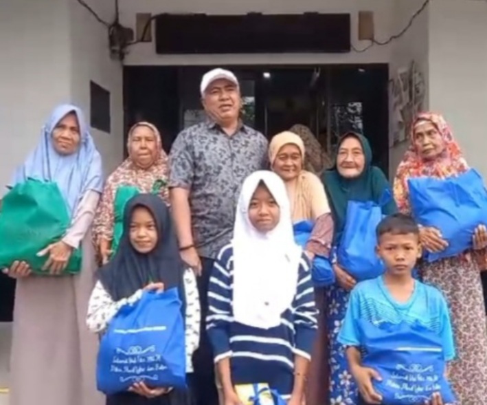 H.Junaedi Bersama Stap dan Lembaga Desa Salurkan 800 Paket Sembako