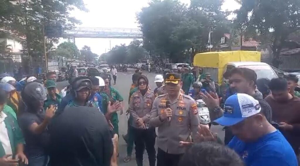 Kapolres Pelabuhan Makassar Pimpin Pengamanan Aksi Buruh dengan Humanis, Jaga Kamtibmas Ramadan 1446 H