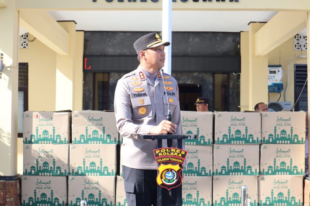 Kapolres Kolaka Bagi-Bagi THR kepada Seluruh Personil