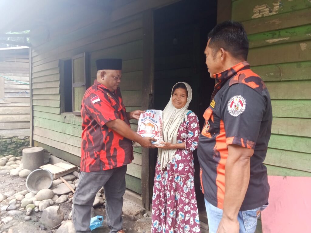 PAC Pemuda Pancasila Lingga Bayu Bagikan ratusan paket sembako bagi Masyarakat .