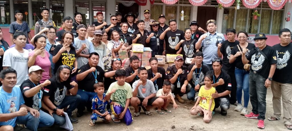 Ormas Tosbro 08 Mitra dan DPP Dibantu Polsek Tikala Melakukan Penyaluran Sembako di Manado.