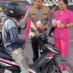 Ramadhan Hari Pertama,Kapolres Kolaka AKBP Yudha W.Nugraha Bagikan Takjil Gratis