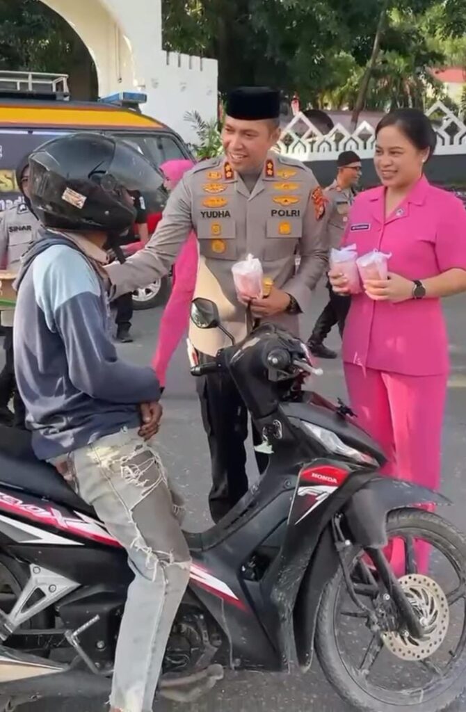Ramadhan Hari Pertama,Kapolres Kolaka AKBP Yudha W.Nugraha Bagikan Takjil Gratis