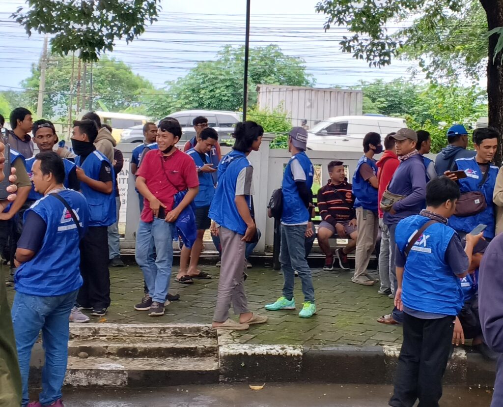 Demo Kurir Lazada Tuntut THR 20% di Depan Kantor Disnakertrans