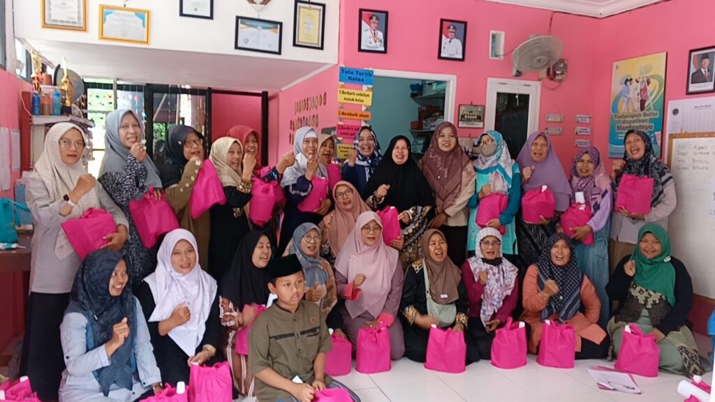 Santunan Anak Yatim oleh Bank Sampah Induk (BSI) Ecovillage Karawang-Cikampek