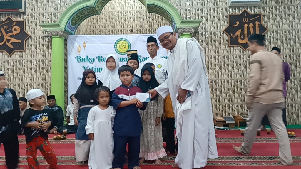 Santunan Anak Yatim Piatu di Masjid Jami Al-Furqon Azzahra, Tanjung Pura Karawang Barat