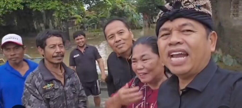 Gubernur Jawa Barat Dedi Mulyadi Tinjau Warga Terdampak Banjir di Karangligar