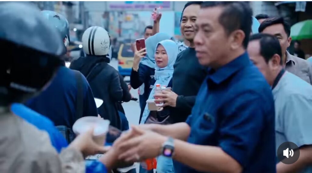 Bupati Karawang Bagikan Tajil dan Dukung UMKM di Karawang Kuliner Malam Ensiutong