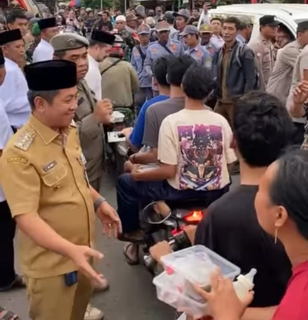 Bupati Karawang dan Forkopimda Gelar Tarawih Keliling dan Bagi-Bagi Takjil di Tempuran