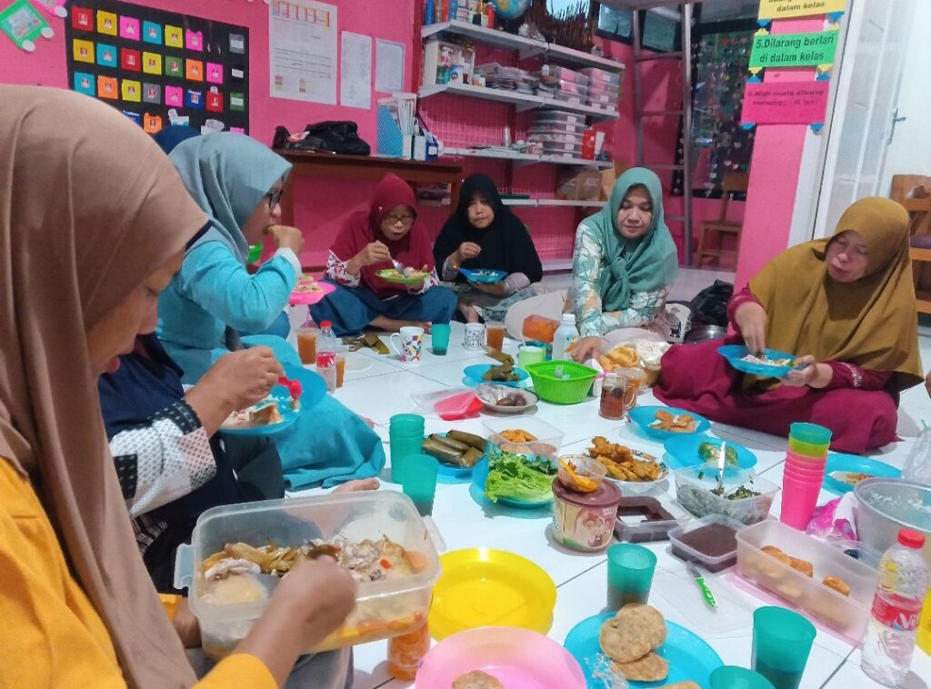 Silaturahmi dan Buka Puasa Bersama Nasabah Bank Sampah Saung Hijau Desa Wadas, Sekaligus Pembagian Tabungan Menjelang Idul Fitri