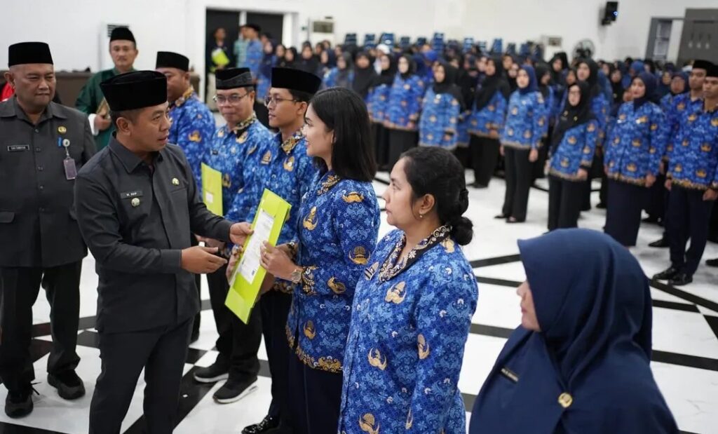 Plt BKPSDM Mendampingi Bupati Dalam Acara Penyerahan SK Kenaikan Pangkat PNS dan Lantik CPNS STTD