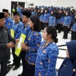 Plt BKPSDM Mendampingi Bupati Dalam Acara Penyerahan SK Kenaikan Pangkat PNS dan Lantik CPNS STTD