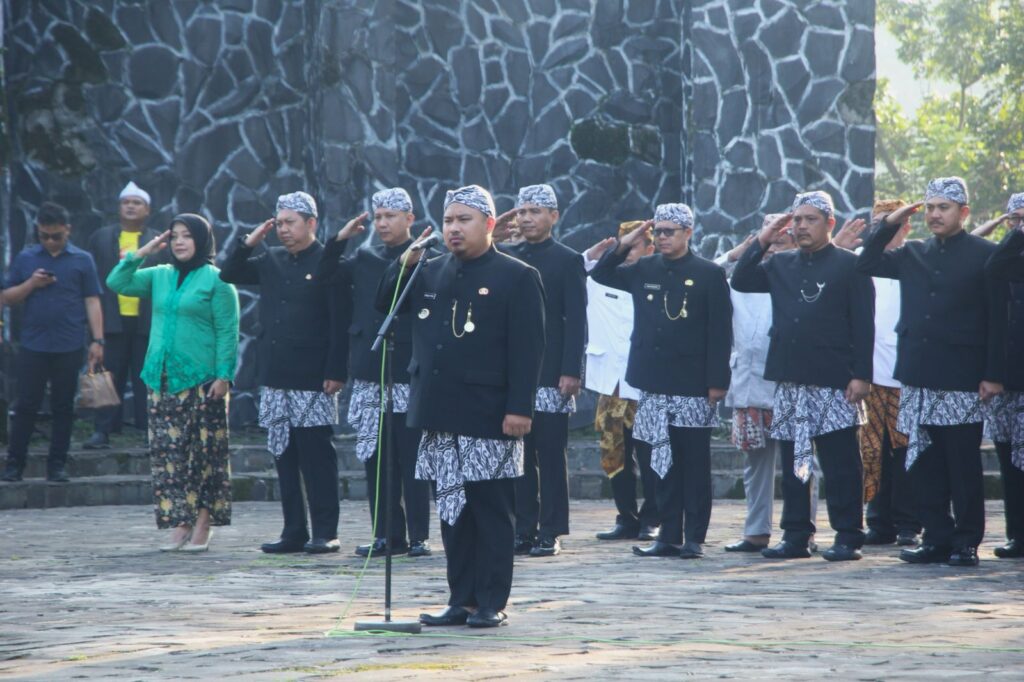 PERINGATI HUT KABUPATEN SUBANG KE-77, BUPATI SUBANG PIMPIN UPACARA DAN ZIARAH TMP CIDONGKOL