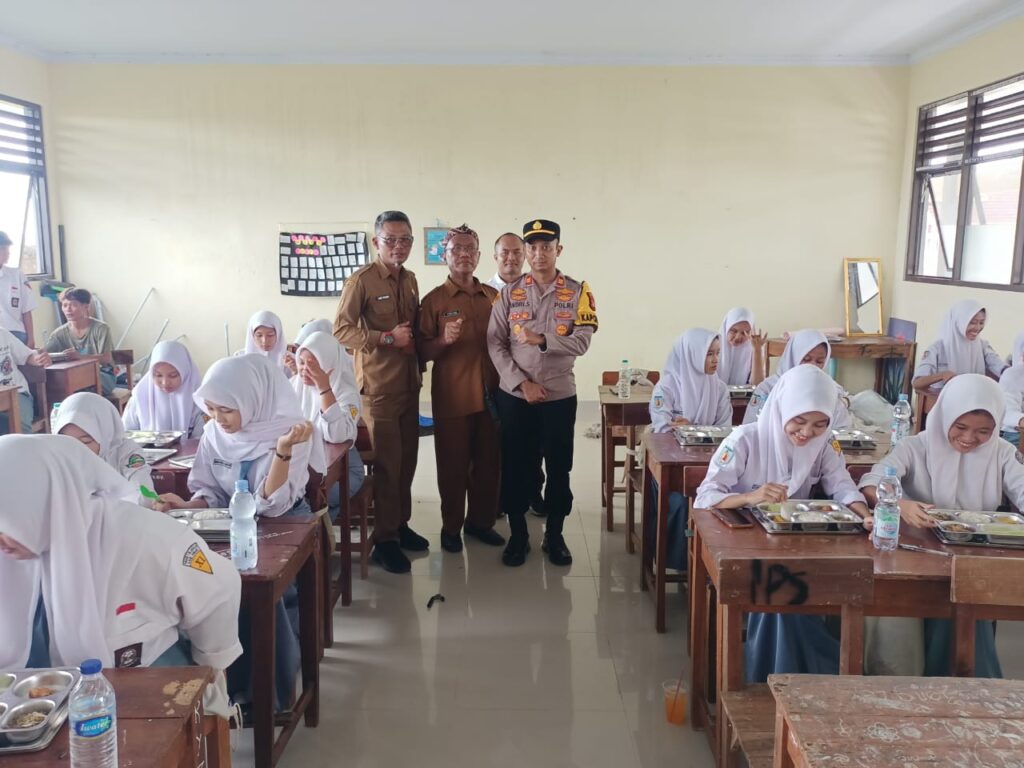 Polsek Blanakan Monitoring Distribusi Makanan Bergizi Gratis Ke Sekolahan  Di Blanakan