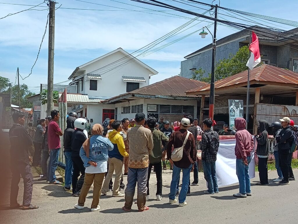 Aliansi Pemuda Mahasiswa dan Masyarakat Lingkungan Kampung Parang Seruduk Kantor Lurah dan Camat Barombong