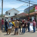 Aliansi Pemuda Mahasiswa dan Masyarakat Lingkungan Kampung Parang Seruduk Kantor Lurah dan Camat Barombong