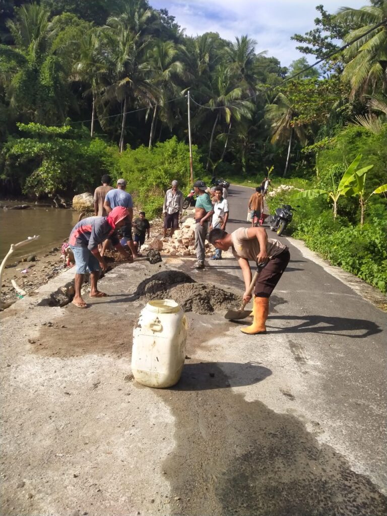 Polri Untuk Masyarakat Gotong Royong Bhabinkamtibmas Bersama Warga di Herlang
