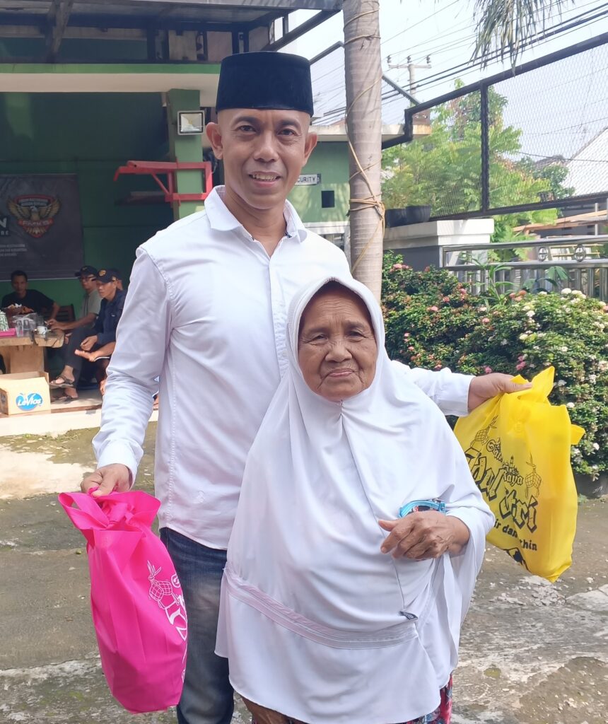 Pasca Idulfitri, Keluarga Budi Georn Berbagi 500 Paket Sembako untuk Lansia di Desa Wadas