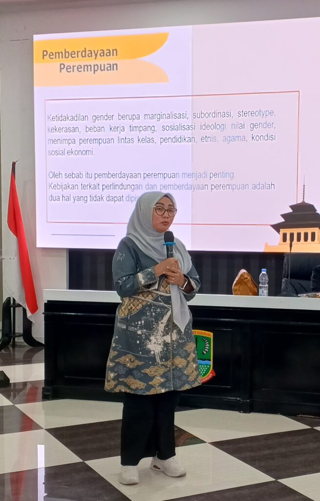 Mak Sri Sosialisasikan Perda Perlindungan Tenaga Kerja di Karawang, Dorong Perempuan Milenial Lebih Aktif