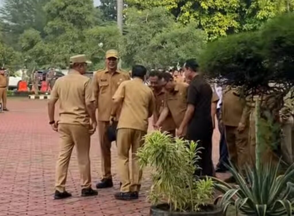 Bupati Karawang Pimpin Apel Pagi dan Halal Bihalal di Plaza Pemda