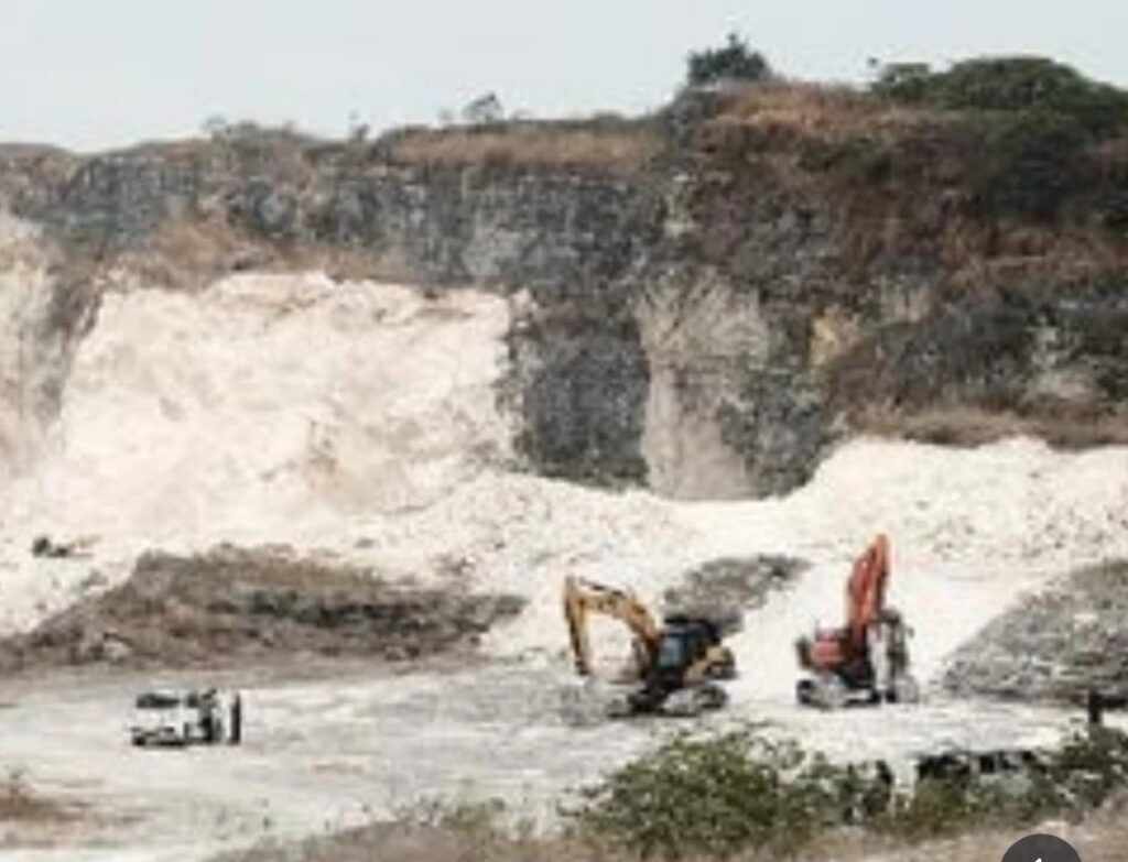 Warga Desa Tamansari Tolak Tambang Karst: Selamatkan Masa Depan Anak Cucu!