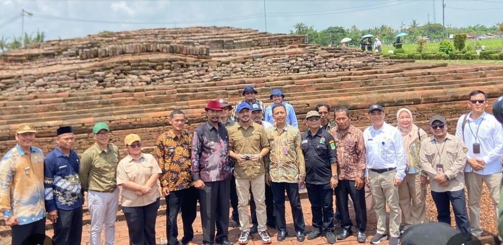 DESPAR Karawang Sambut Kunjungan Wakil Menteri Kebudayaan Giring Ganesha di Situs Candi Jiwa