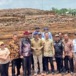 DESPAR Karawang Sambut Kunjungan Wakil Menteri Kebudayaan Giring Ganesha di Situs Candi Jiwa