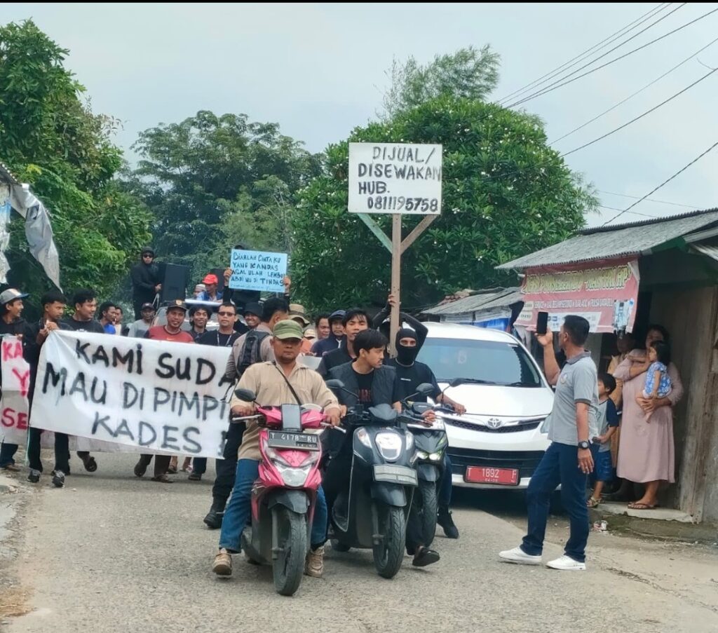 Warga Karangligar Gelar Aksi Demo Pertanyakan Dana Desa dan Kinerja Kepala Desa