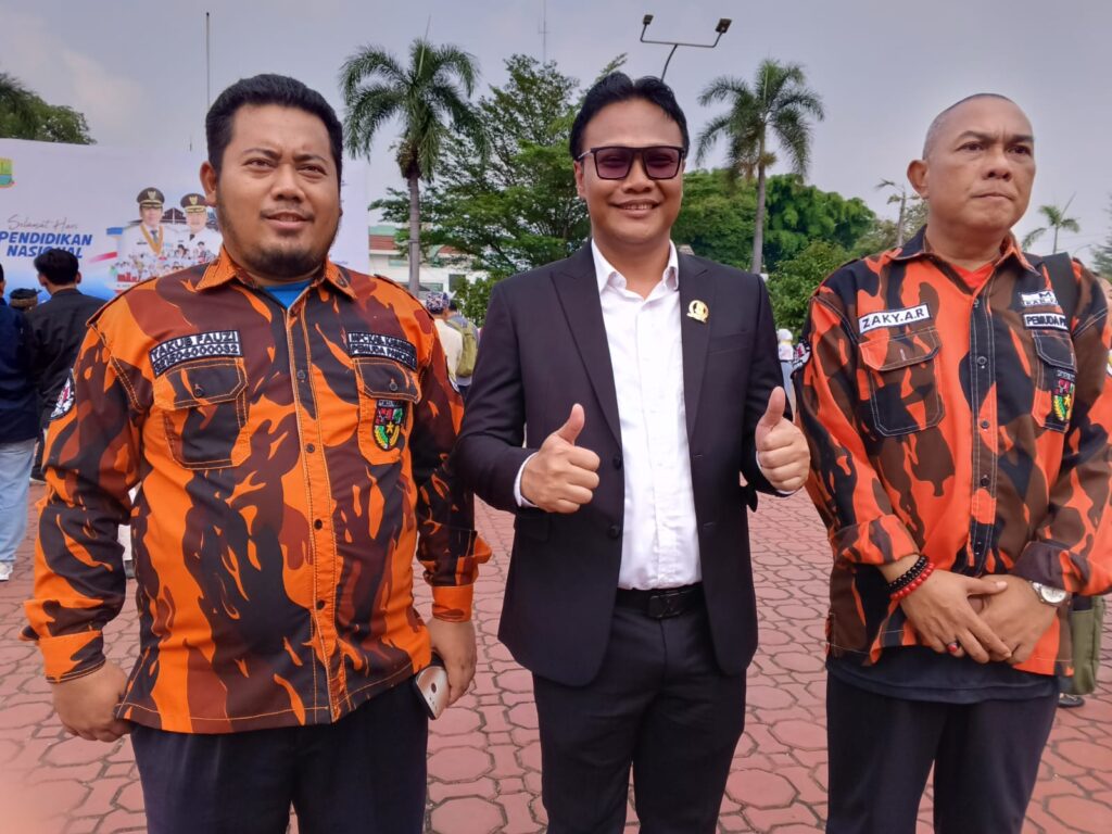 Peringatan Hari Pendidikan Nasional di Karawang Berlangsung Khidmat, Abdul Aziz Tekankan Pentingnya Fasilitas Pendidikan yang Merata