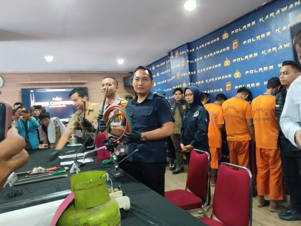 Polres Karawang Ungkap Sindikat Pembobol ATM di Minimarket, Total Kerugian Capai Rp150 Juta