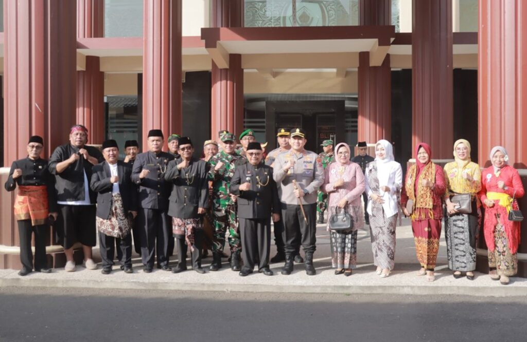 Dandim 0808 Bersama Forkopimda Kabupaten Blitar Hadiri Upacara Hardiknas 2025
