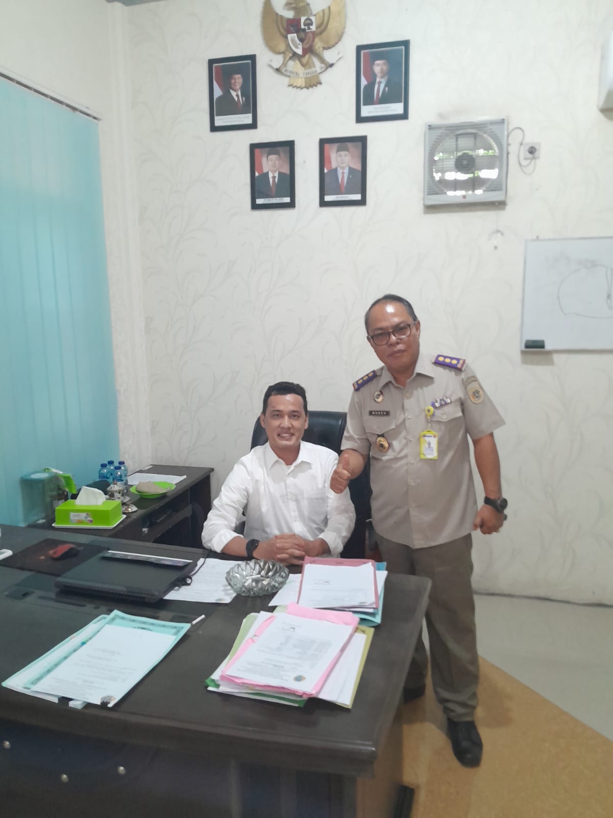 Ketua Dewan Pembina Bintang Prabowo 08 Sumut Arif Gunawan Tanjung SH CPM akrab bersama Kakan Badan Pertanahan Nasional Kabupaten Simalungun Provinsi Sumatera Utara Drs Moren Naibaho MSi