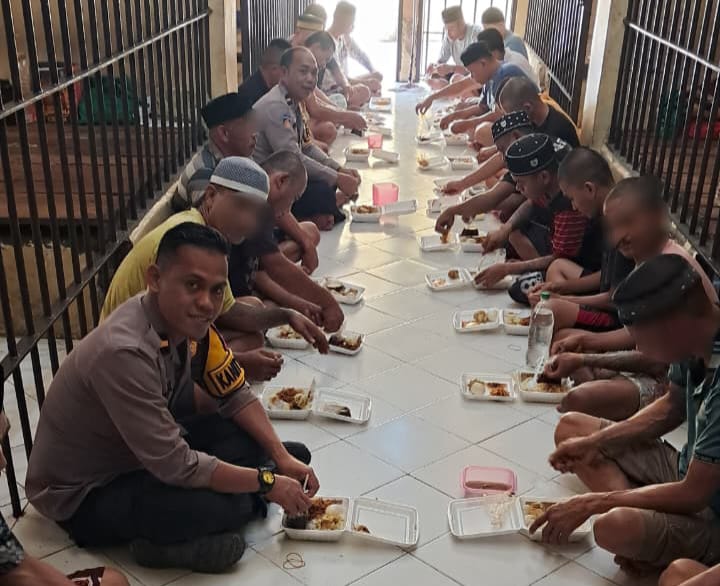 Wujud Kebersamaan, Polisi Makan Siang Bersama Para Tahanan.