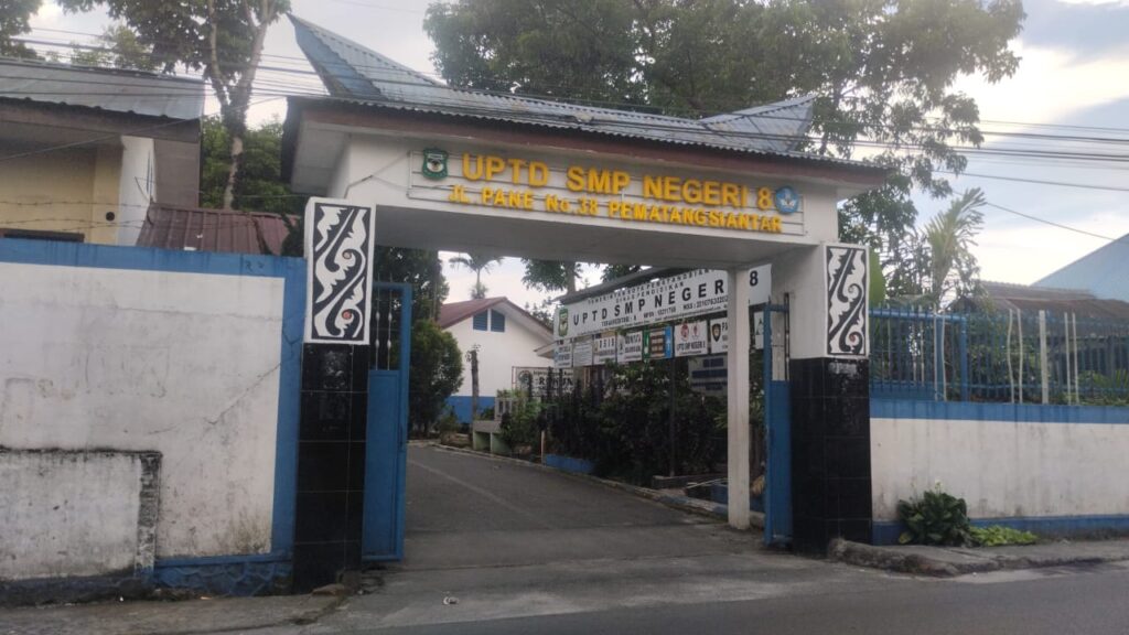 Kepala SMP Negeri 8 Siantar Anton Silalahi Tidak Cerminkan Profesional Etika Disiplin Diwaktu Jam Tugas