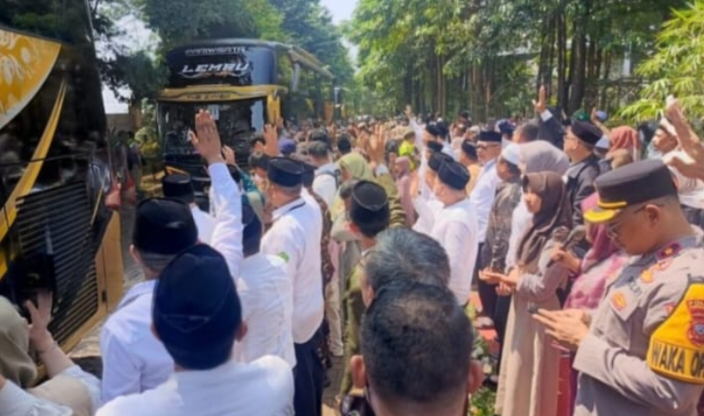 Polri Untuk Masyarakat, Polres Purwakarta Lakukan Pengamanan Dan Pengawalan Pemberangkatan Calon Jemaah Haji