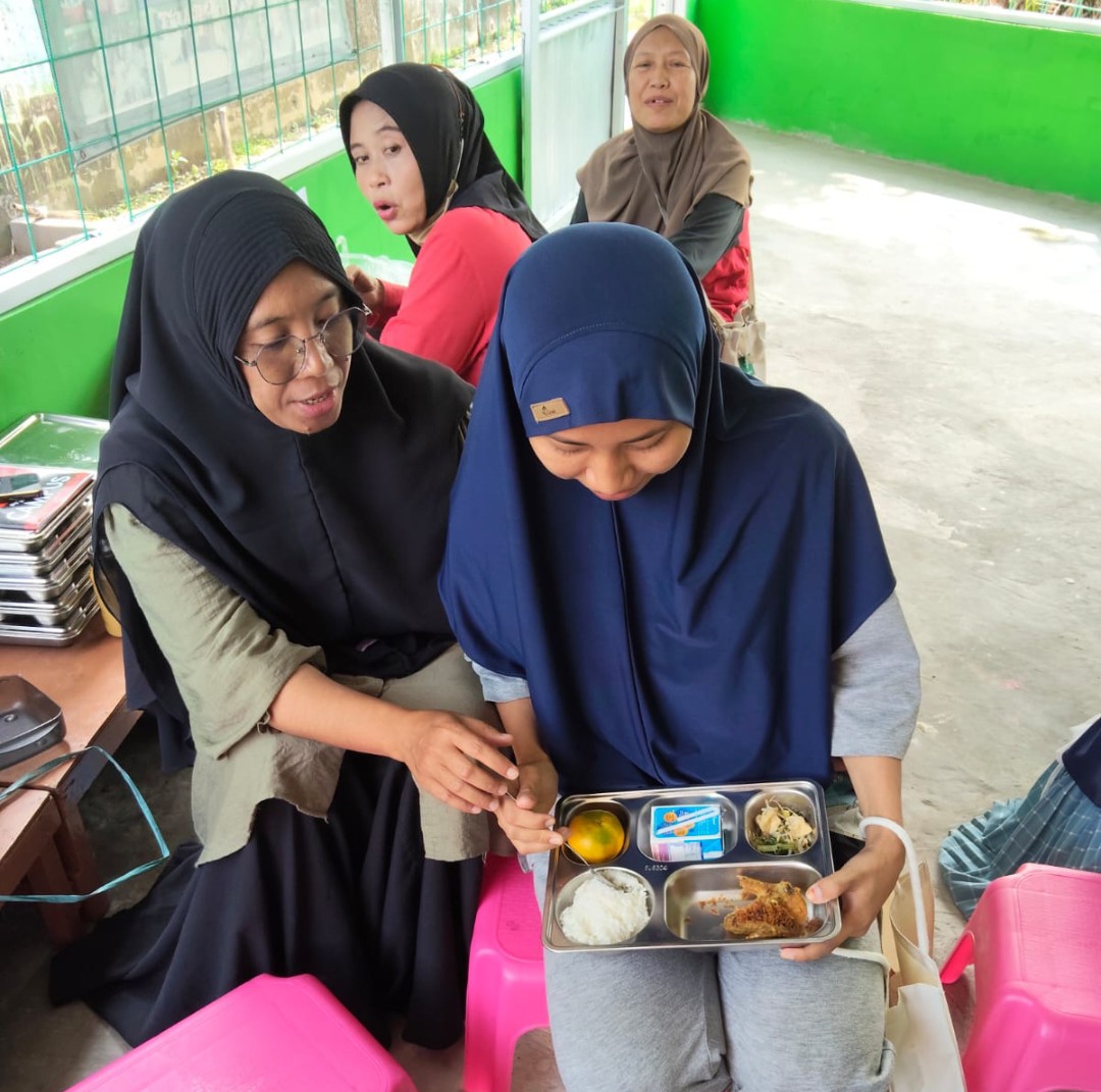 Program Makan Bergizi Gratis Diluncurkan di Perumahan Karaba: Fokus pada Ibu Hamil dan Menyusui