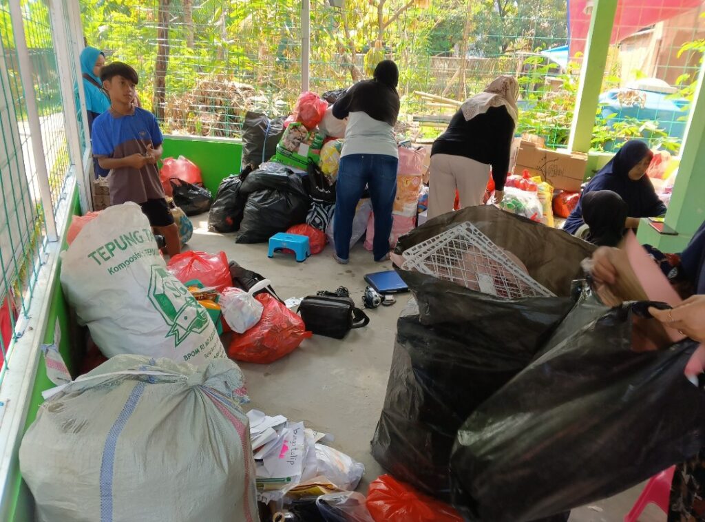 Penimbangan Rutin Sampah Ekonomis, Bank Sampah Karaba Ajak Warga Wadas Peduli Lingkungan