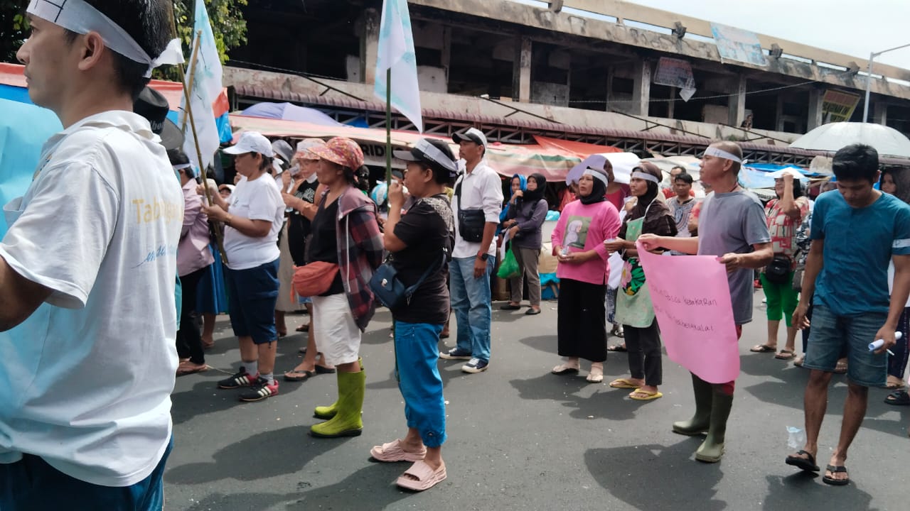 Demo KP2H Lumpuhkan Lalu Lintas di Pasar Horas, Pedagang Kecil Jadi Korban