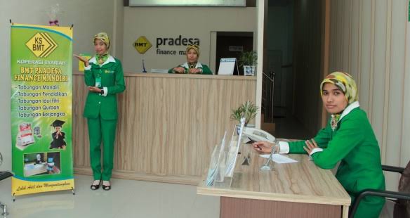 Diduga manager BMT Pradesa Mitra Mandiri ditumbalkan ; dana nasabah raib , tanggung jawab pimpinan dipertanyakan .