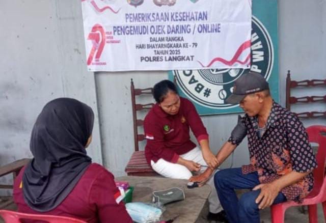 Dalam rangka menyambut Hut Bayangkara ke 79.Sie Dokkes Polres Langkat,melakukan Pemeriksaan gratis