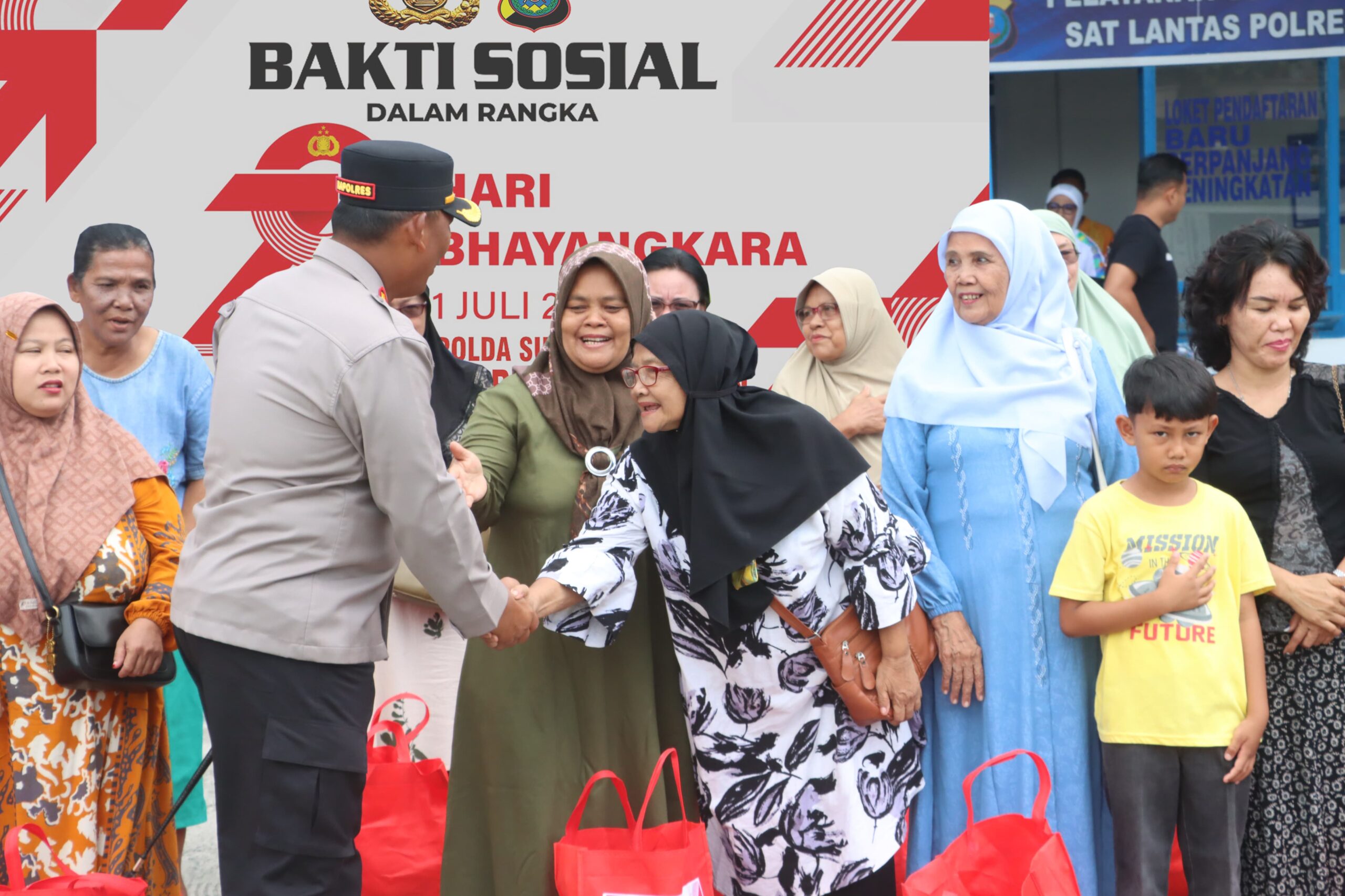 Polres Simalungun Bagikan 150 Paket Sembako Gratis Untuk Lansia Dan Masyarakat Sambut Hut Bhayangkara Ke-79