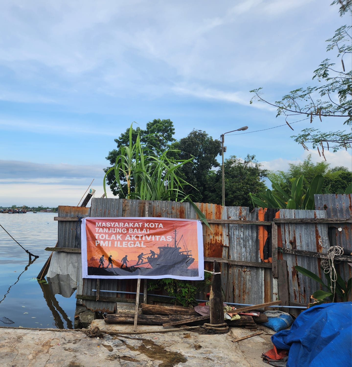 Warga Kota Tanjung Balai Sebarkan Spanduk Menolak Adanya Aktivitas PMI (Pekerja Migran Indonesia) Ilegal di wilayah Mereka.