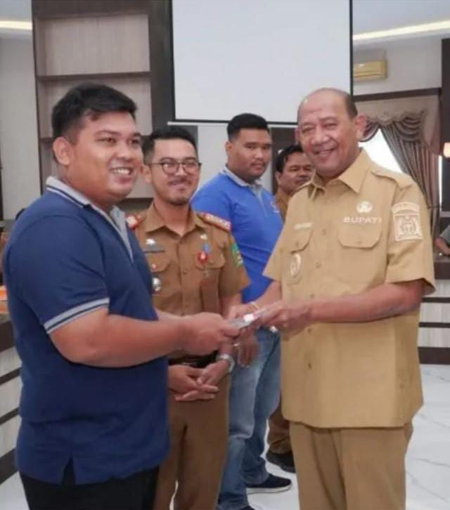 Ketua Koni Kabupaten Langkat menyerahkan Dana 10 jt Untuk Bantuan Korcam Koni disetiap Kecamatan
