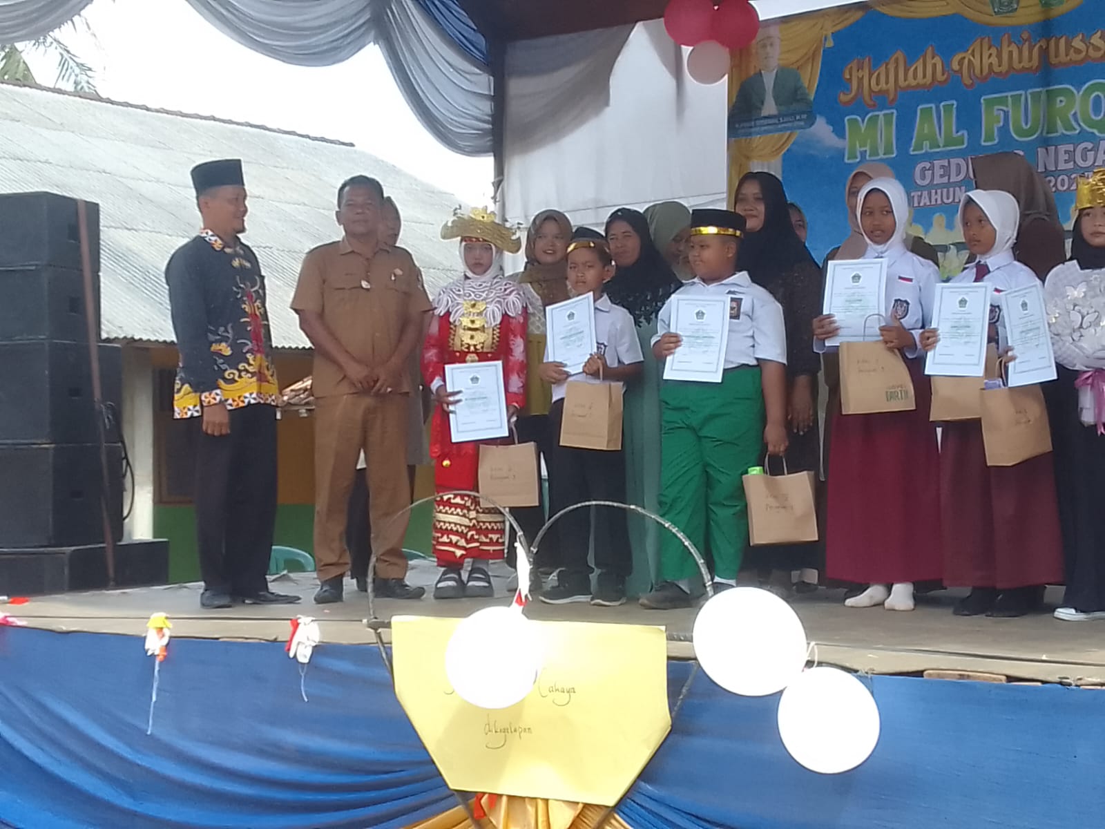 Pelepasan Siswa dan Pembagian Penghargaan MI Al Furqon Berlangsung Meriah di Hulu Sungkai
