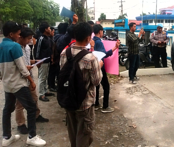 Puluhan Massa Gelar Aksi Demo AMBARA di PTUN Medan, Tuntut Hakim Pengadilan Dalam Mengambil Putusan Agar berlaku Bijak.