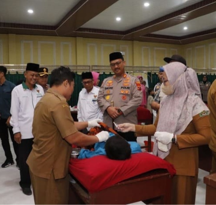 Polres Langkat melaksanakan bakti sosulial Khitanan massal dalam Rangka Hut Bhayangkara ke 79