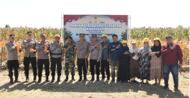 Kapolres Bulukumba Ikut Panen Jagung Serentak di Kecamatan Gantarang