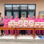 Dalam Rangka Jumat Berkah, Kapolsek dan Ketua Ranting Bhayangkari Blanakan Bagikan Sembako